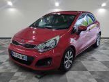 la voiture rouge est garée sur le sol en damier du garage