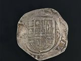 une vieille pièce d'argent sur laquelle figure un blason