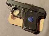 un pistolet posé sur une feuille de papier