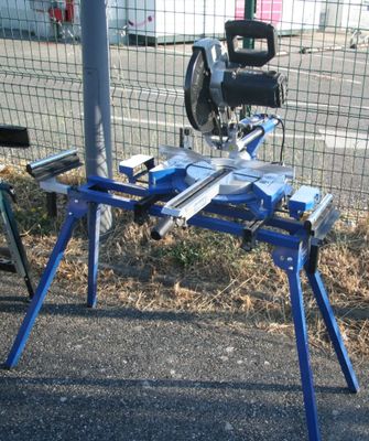une machine posée par terre près de la clôture