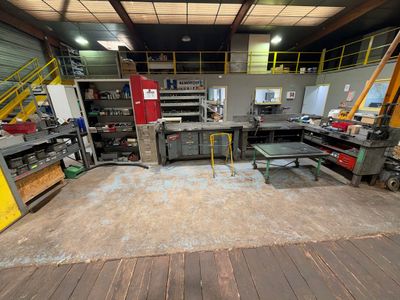 une photo d'une pièce remplie d'outils