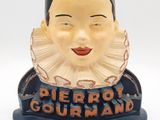 une image représentant une figurine de femme avec un col à volants