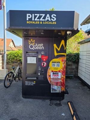 un distributeur automatique proposant des pizzas