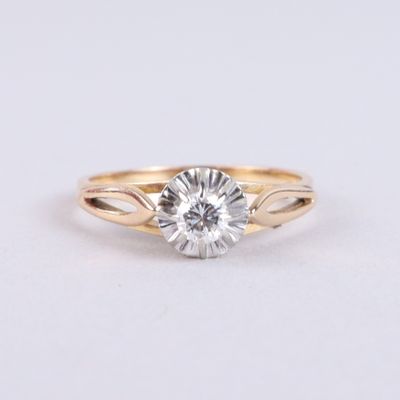 une bague de fiançailles en or sertie d'un diamant rond taille brillant