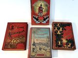 Trois livres sont posés sur une surface blanche ; l'un est rouge et l'autre est noir.