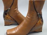 bottines en cuir marron avec des fermetures éclair sur le devant et sur le côté