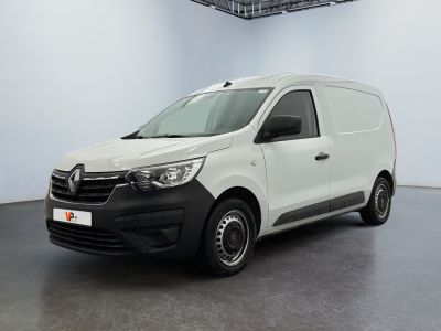La camionnette blanche est garée dans une grande pièce.