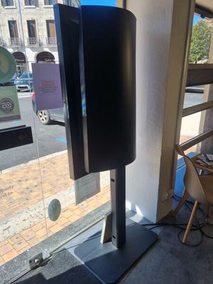 un téléviseur posé sur un meuble devant une fenêtre