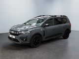 un SUV gris garé dans une pièce au sol noir