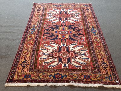 un tapis oriental posé au sol, orné d'un motif bleu et rouge