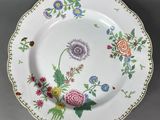 une assiette blanche avec un motif floral