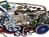 une pile de bijoux assortis sur une surface blanche