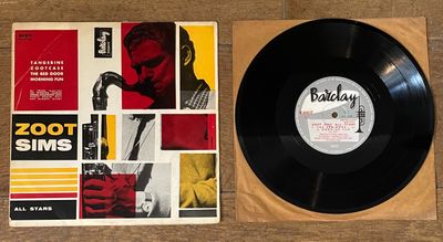 le disque est posé par terre à côté de l'album