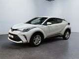 une Toyota C-HR blanche garée dans une grande pièce