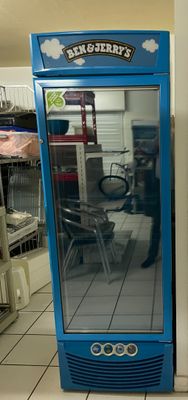 une machine à glaces au milieu d'un magasin