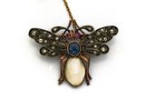 une image montrant un gros plan d'un collier orné d'un papillon