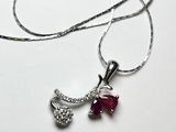 Collier en argent plaqué orné d'un pendentif en forme de fleur rouge et blanche, monté sur une chaîne en argent