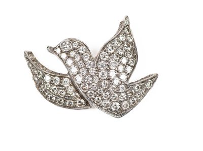 une broche en forme d'oiseau en or blanc et diamants