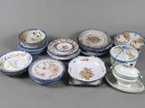 un grand nombre d'assiettes et de tasses posées sur une table