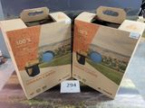 une paire de boîtes en carton avec couvercles, exposées à la vente dans un magasin