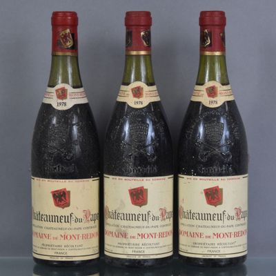 trois bouteilles de vin sont posées sur une table en verre