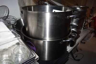 SUR DESIGNATION : Un lot de marmites inox, de divers bacs gastronorme, - Photo 1