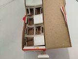 un carton contenant plusieurs chaises