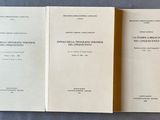 trois livres posés sur une table l'un à côté de l'autre