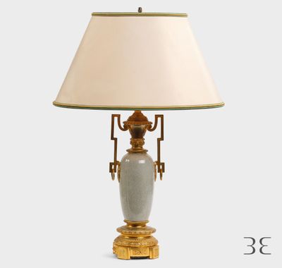 une lampe posée sur une table et munie d'un abat-jour