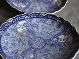 deux assiettes bleues et blanches posées sur une table