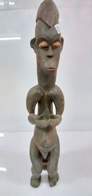 Sujet décoratif en bois polychrome assis votif ? (H 74cm) - Photo 1