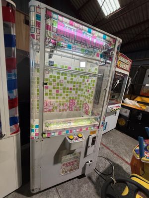 une machine qui se trouve à l'intérieur d'un bâtiment