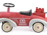volant d'une petite voiture rouge en forme de camion de pompiers sur fond blanc