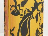 une image représentant un livre à la couverture jaune, sur laquelle figurent des silhouettes noires