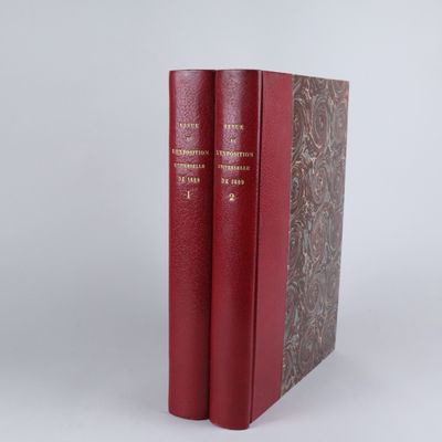 deux livres rouges posés l'un sur l'autre sur une surface blanche