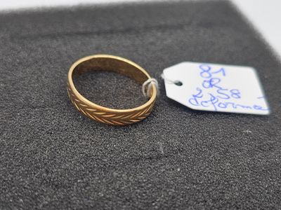 Gros plan sur une bague avec une étiquette de prix.