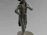 une statue en bronze d'un homme avec un chapeau sur la tête