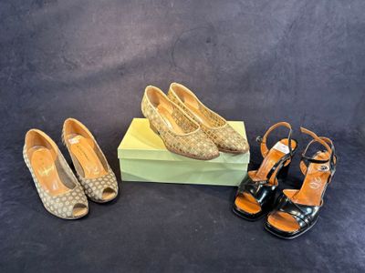 trois paires de chaussures pour femmes et une boîte posées sur une table