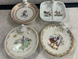 trois assiettes en porcelaine sont posées sur un plan de travail