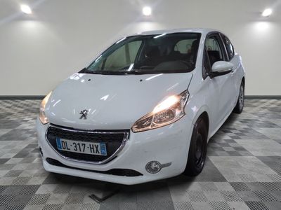 la petite voiture blanche est garée dans une grande pièce