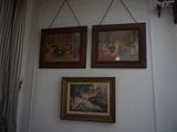 deux tableaux accrochés au mur au-dessus d'un lit