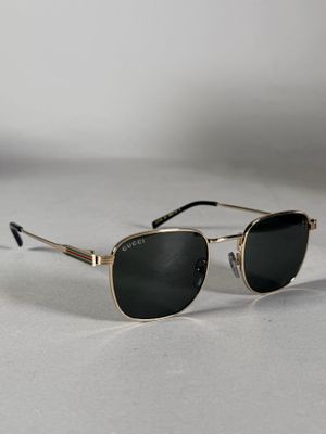 gros plan d'une paire de lunettes de soleil sur une surface blanche