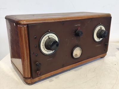 une radio à l'ancienne posée sur une table blanche