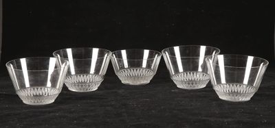 six verres en verre transparent posés sur une table noire
