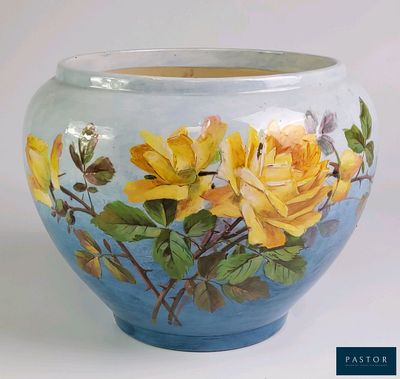 un vase bleu sur lequel sont peintes des roses jaunes
