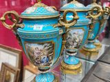 trois vases exposés dans une vitrine