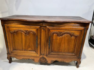 Buffet bas en noyer mouluré et sculpté ouvrant par deux port… - Photo 1