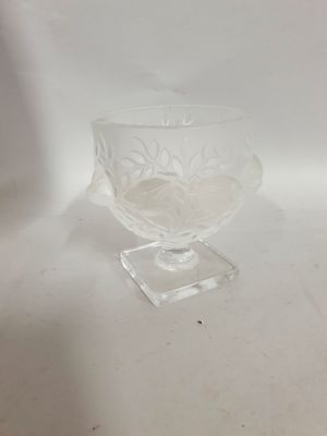 un bol en verre transparent orné d'un motif floral
