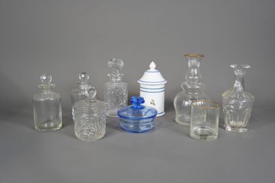 un grand nombre de bouteilles en verre posées sur une table