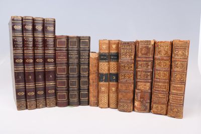 plusieurs vieux livres sont alignés sur une surface blanche